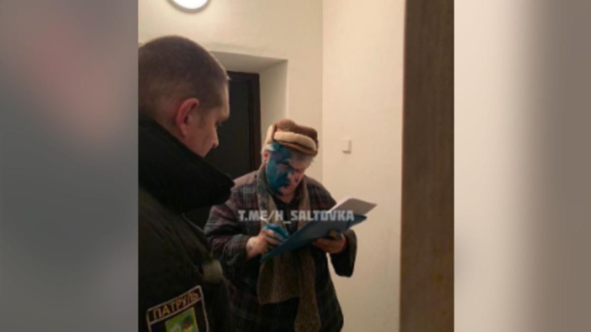 В Харькове мужчина выбросил кота на мороз, хозяева облили обидчика зеленкой