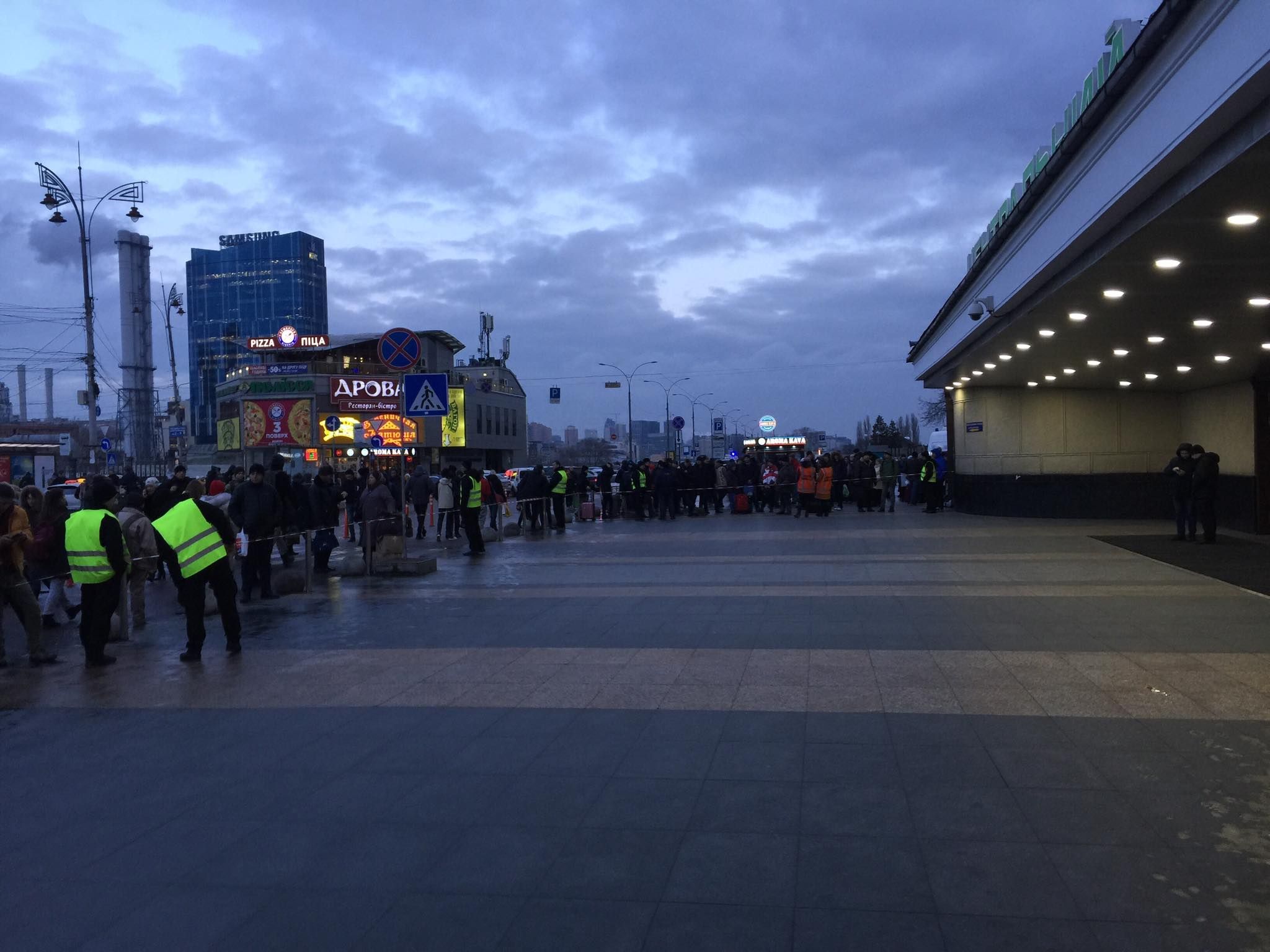 У Києві знову замінували Центральний залізничний вокзал: людей евакуюють