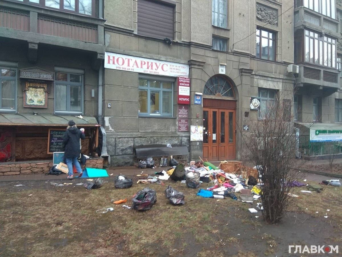 В центре Киева девушка выбрасывала вещи "бывшего" из окна: версия владельца квартиры