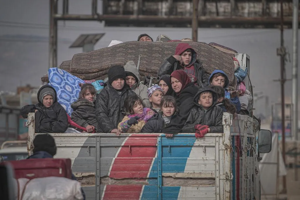 війна в Сирії фото 2020 мирні жителі біженці покидають свої домівки після авіаударів