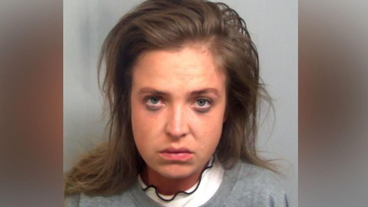 В Британии женщина пыталась открыть дверь самолета в полете: ее осудили В Британии женщина пыталась открыть дверь самолета в полете: ее осудили