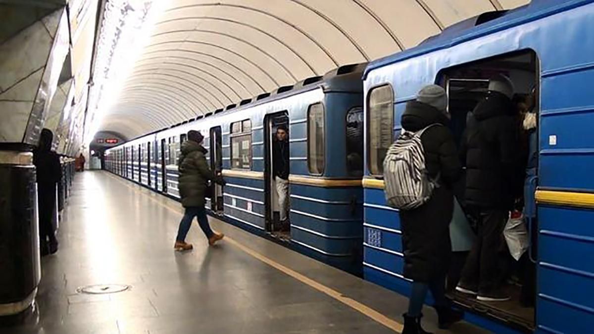 У Києві жінка намагалася викрасти в метро чужу дитину: фото, відео У Києві жінка намагалася викрасти в метро чужу дитину: фото, відео