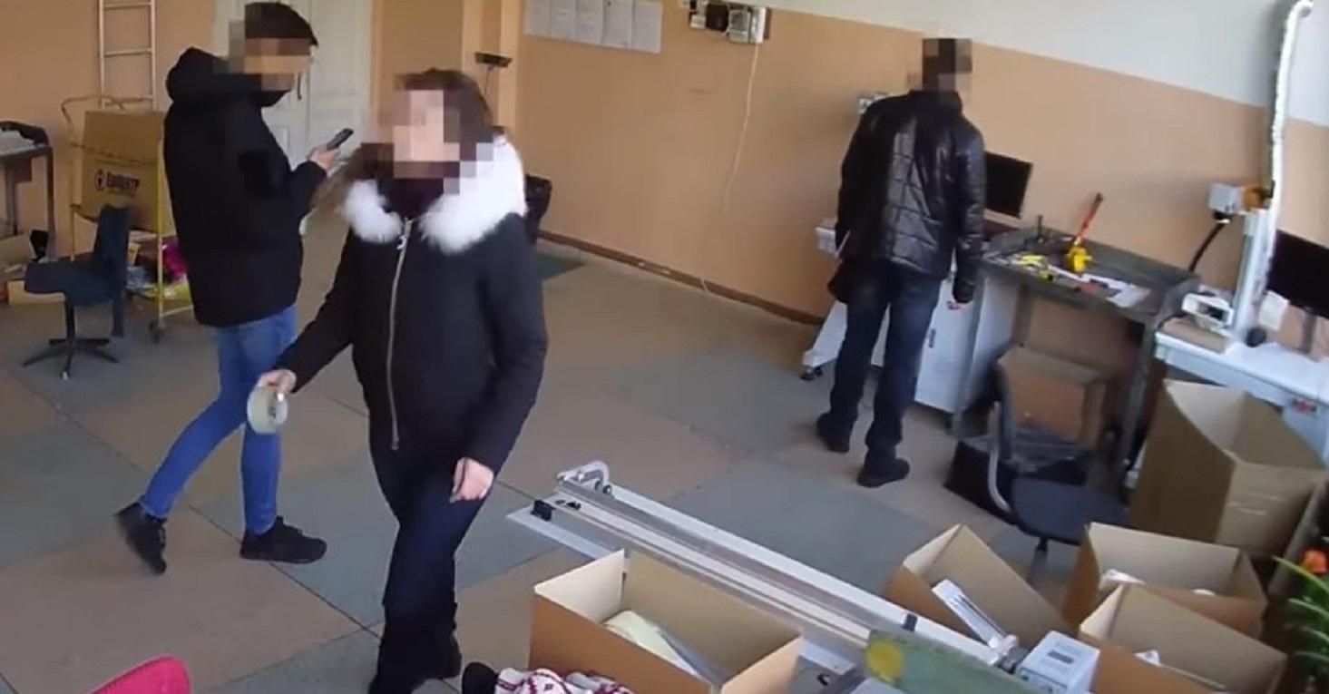 Обшук з крадіжкою: в Одесі поліцейські обікрали офіс – відео 18+