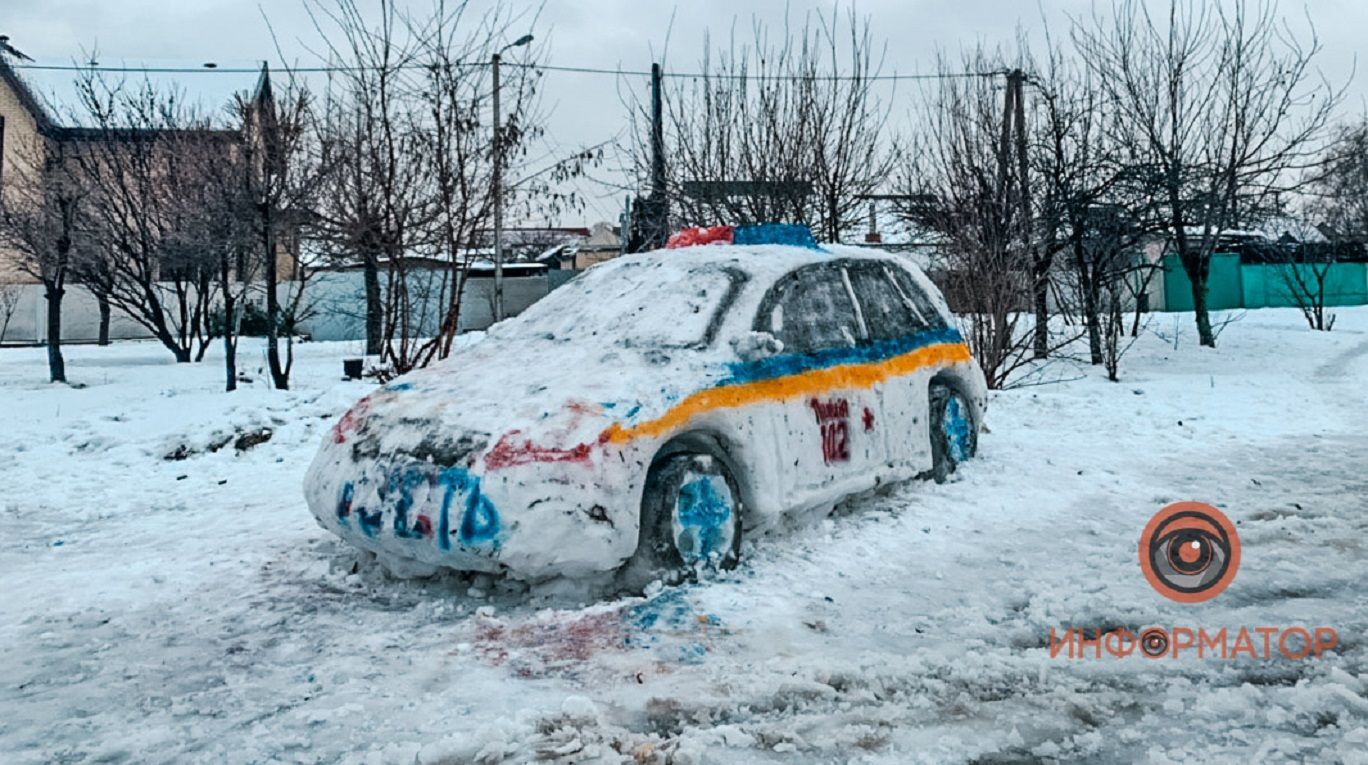 В Днепре из снега слепили авто патрульных: из-за чрезмерной схожести приехала полиция – фото