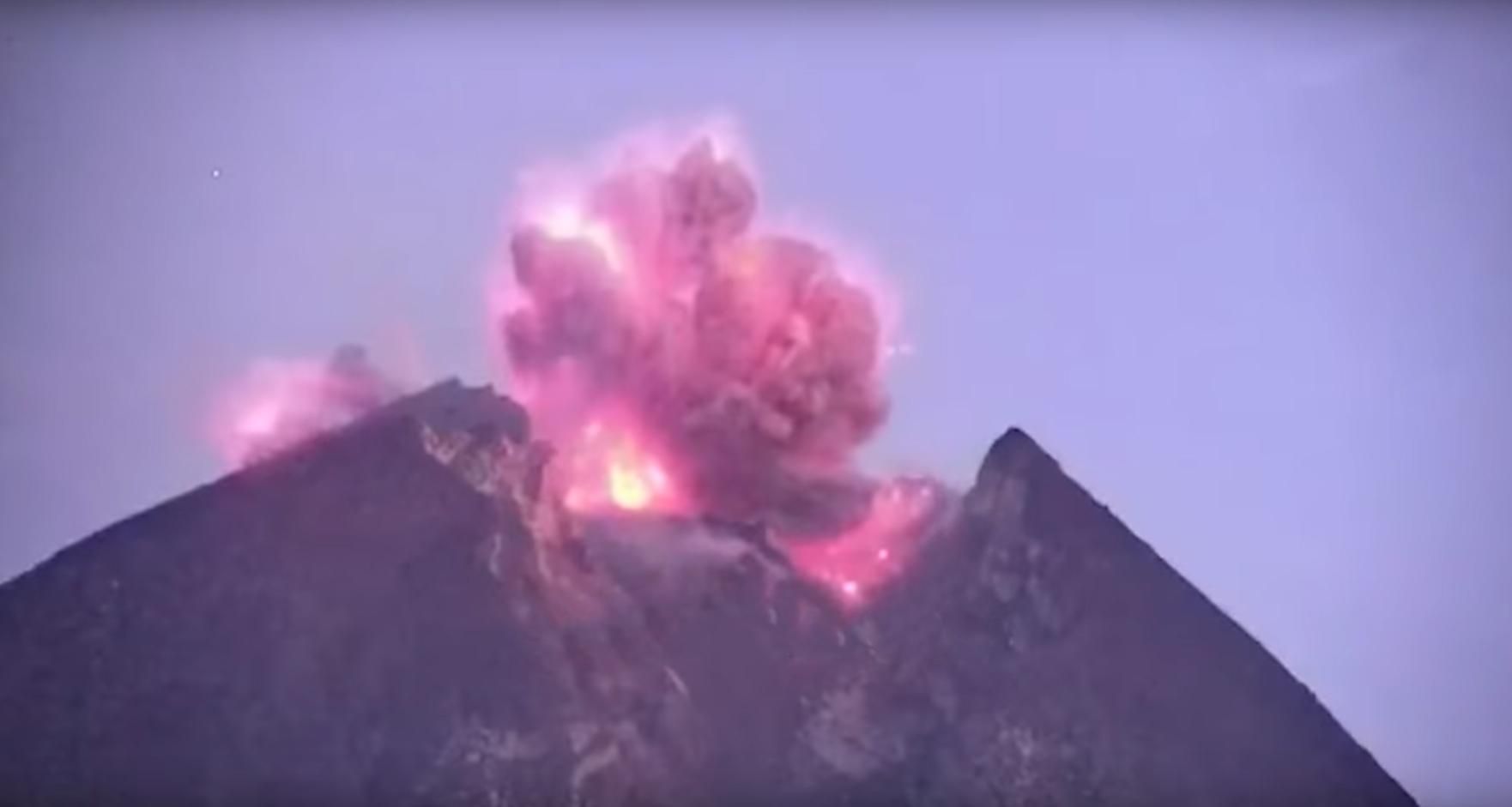 Найактивніший вулкан Індонезії почав виверження: відео