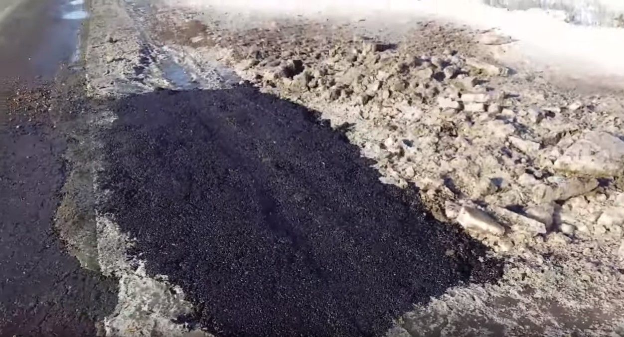 Закатують асфальт у лід: мережу здивував ремонт дороги на Херсонщині – відео Закатують асфальт у лід: мережу здивував ремонт дороги на Херсонщині – відео
