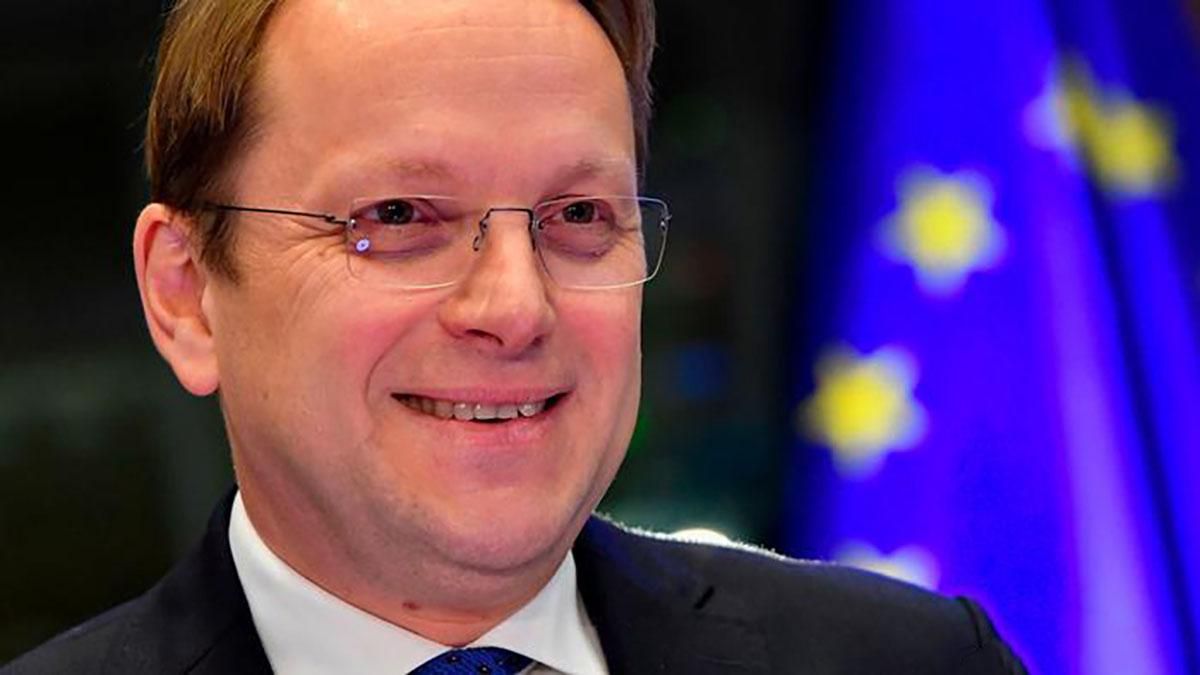 Меншини стурбовані українськими законами: комісар ЄС зустрівся із Зеленським