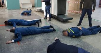 Заробляли до 4 тисяч доларів за зміну: СБУ спіймала на хабарі митників – фото, відео