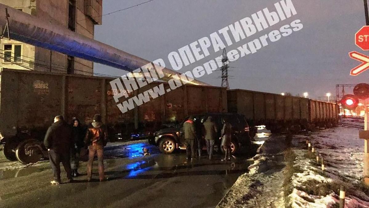 Дівчина на позашляховику протаранила вантажний потяг у Дніпрі: фото, відео Дівчина на позашляховику протаранила вантажний потяг у Дніпрі: фото, відео