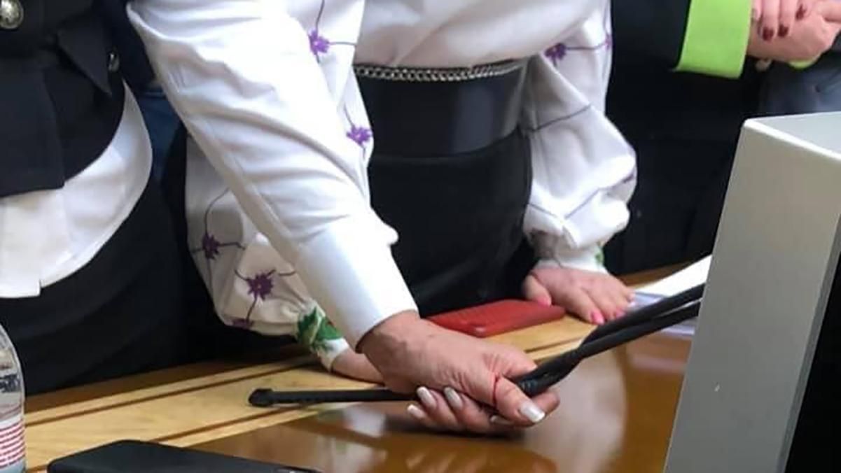 Тимошенко зламала мікрофон Разумкова в Раді: за скільки його відремонтували Тимошенко зламала мікрофон Разумкова в Раді: за скільки його відремонтували