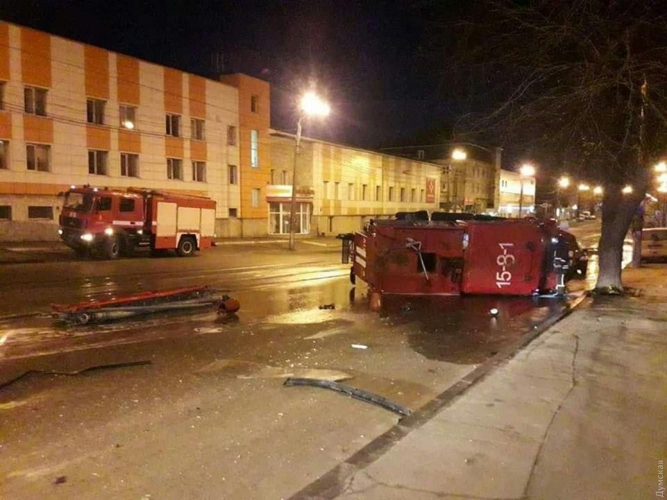 В Одесі перекинулась пожежна машина В Одесі перекинулась пожежна машина