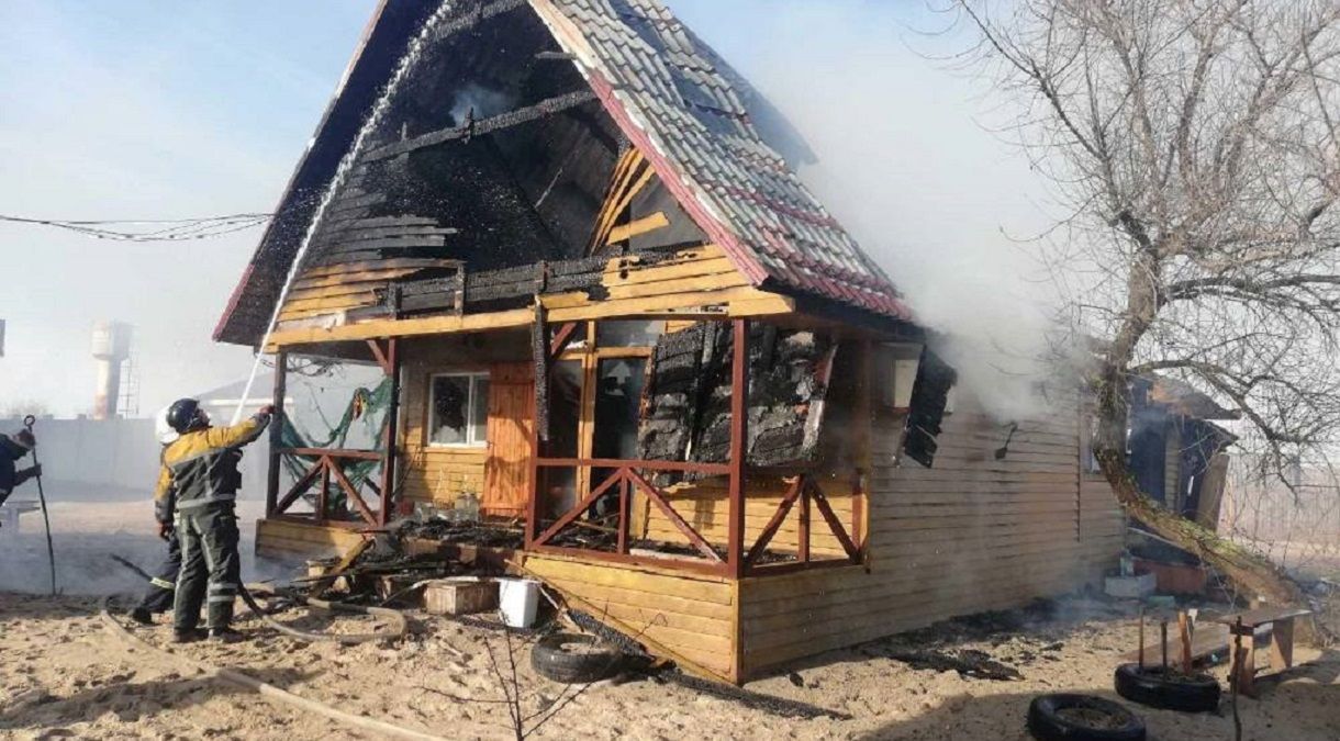 В курортной Затоке горела база отдыха: фото В курортной Затоке горела база отдыха: фото