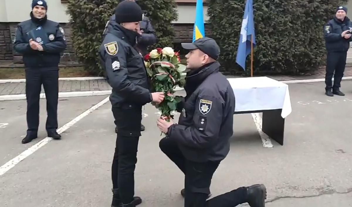 Полицейский оригинально сделал предложение коллеге во Львове: трогательное видео