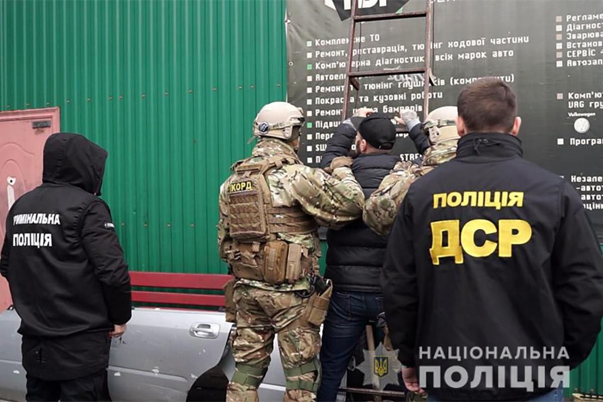 Злочинна група вимагала "борг" у бізнесмена: фото і відео затримання Злочинна група вимагала "борг" у бізнесмена: фото і відео затримання