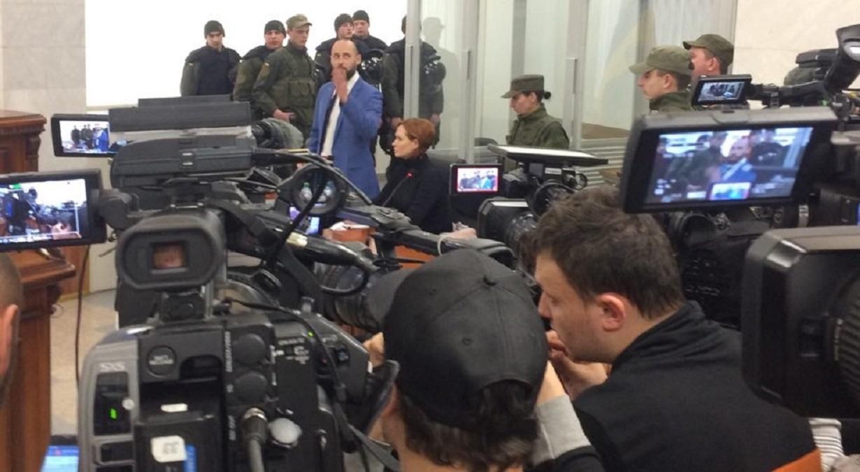 Попри протести: суд залишив Юлію Кузьменко під арештом – фото, відео