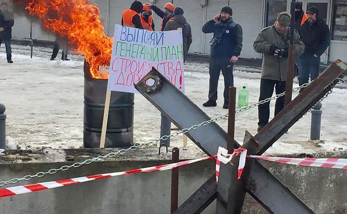 Горящие бочки и противотанковые ежи: в Харькове протестуют на рынке "Барабашово" – фото, видео