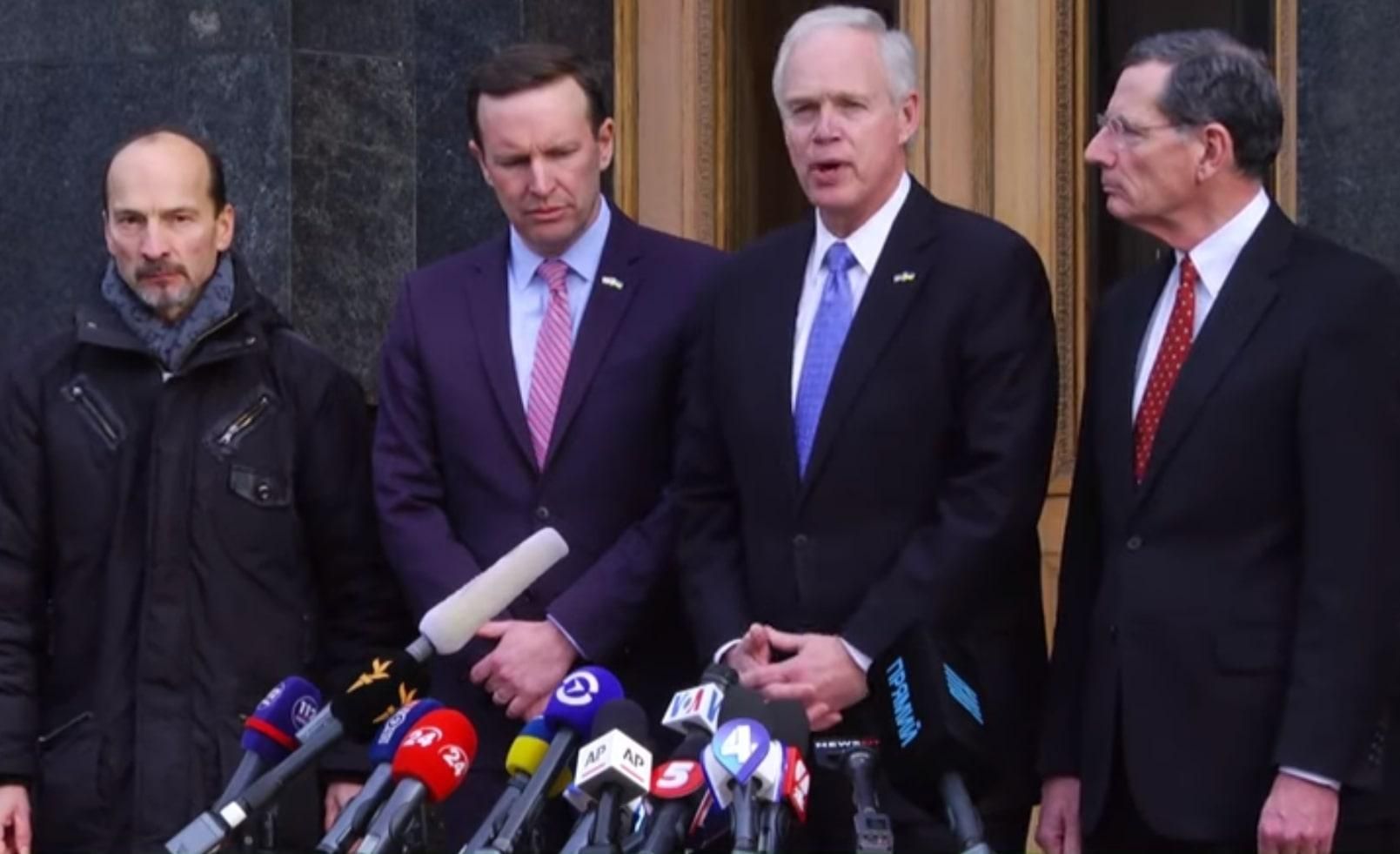 Американські сенатори запевнили Зеленського у двопартійній підтримці України: відео Американські сенатори запевнили Зеленського у двопартійній підтримці України: відео