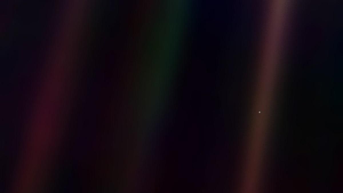 NASA опубликовало новую версию культового портрета Земли NASA опубликовало новую версию культового портрета Земли