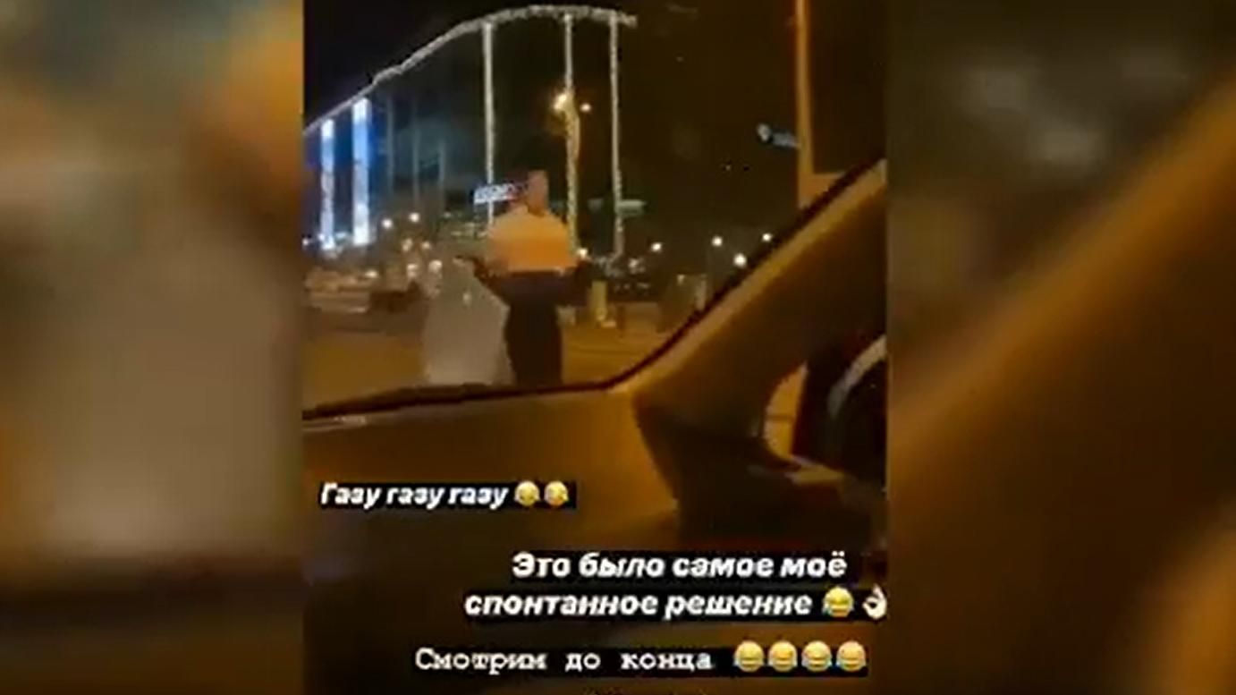 Заради розваги дівчина поцупила дорожній знак у Одесі: тепер їй може загрожувати в’язниця
