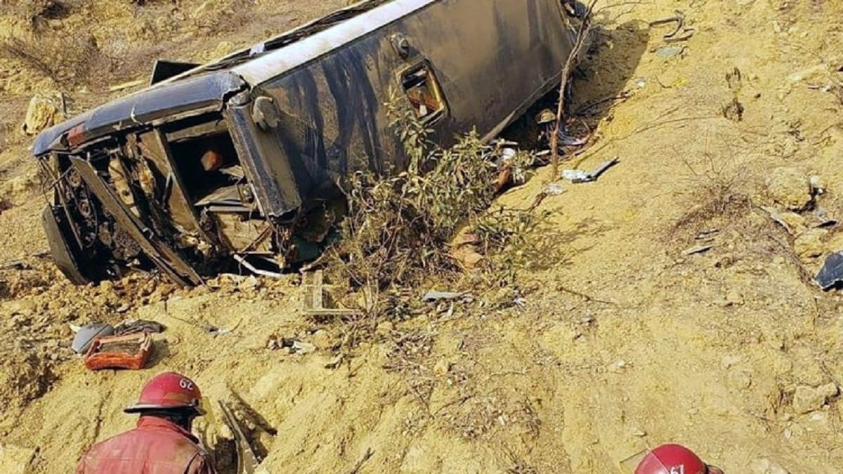 У Перу автобус із футбольними фанатами зірвався з висоти: є загиблі – фото
У Перу автобус із футбольними фанатами зірвався з висоти: є загиблі – фото