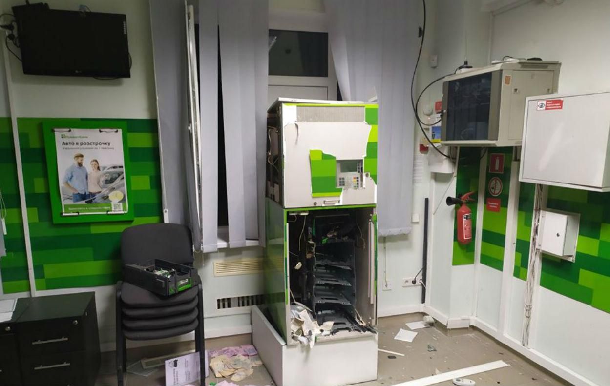 Неизвестные взорвали и ограбили отделение банка в Николаеве: фото