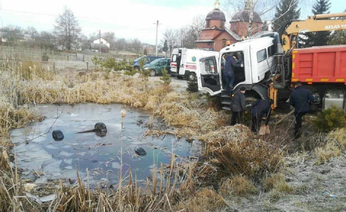 Во Львовской области автомобиль слетел в озеро, погибли 4 человека – фото