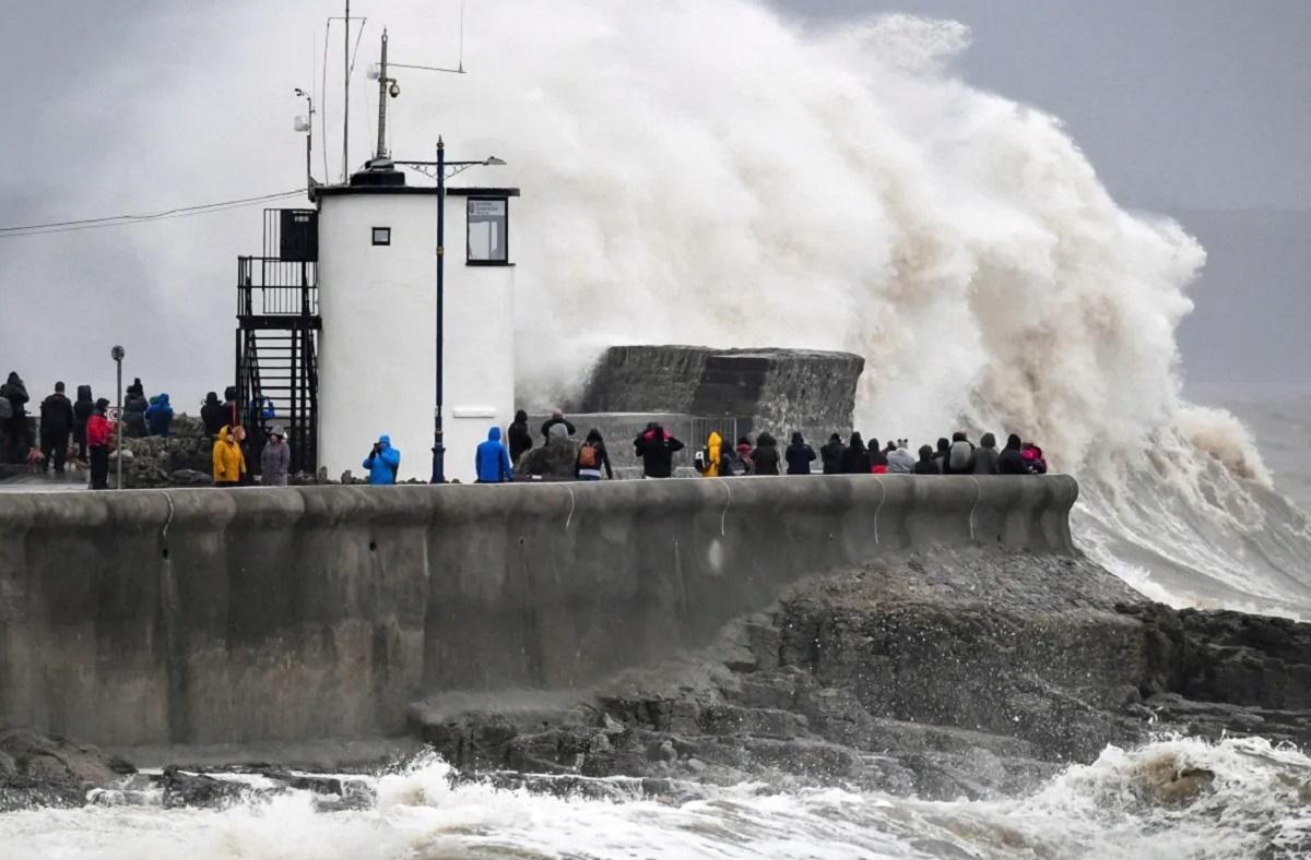 Британию накрыл шторм Деннис: движение транспорта парализовано, есть погибшие – фото, видео Британию накрыл шторм Деннис: движение транспорта парализовано, есть погибшие – фото, видео