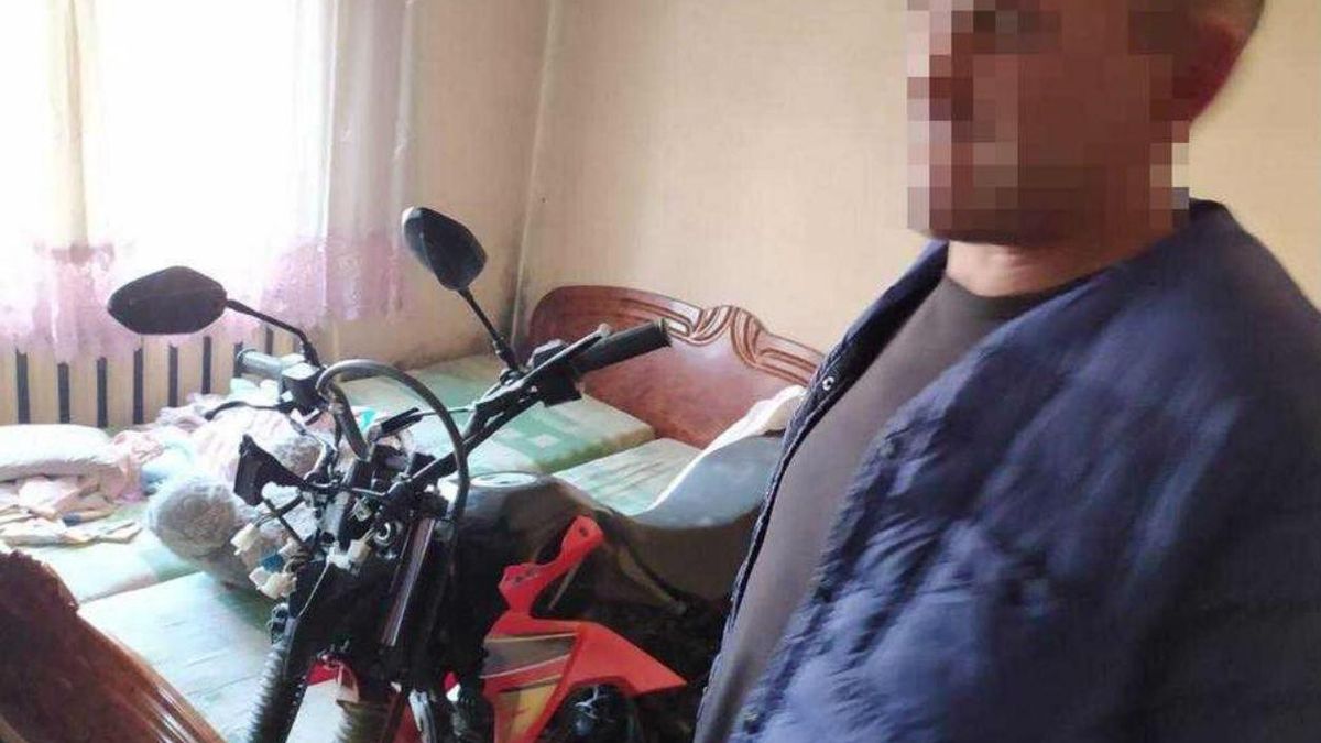 На Закарпатті чоловік вкрав мотоцикл у поліцейських та заховав у спальні: фото
