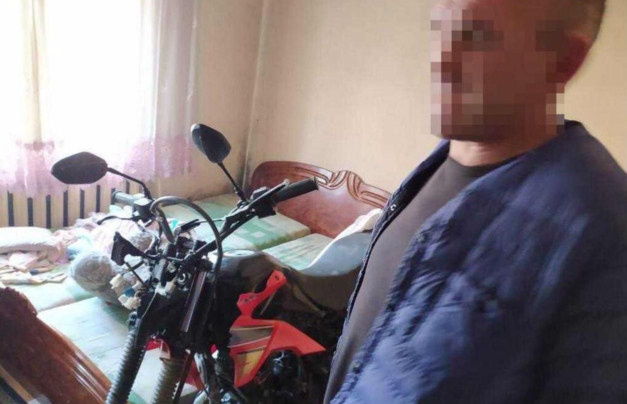 На Закарпатті чоловік вкрав мотоцикл у поліцейських та заховав у спальні: фото