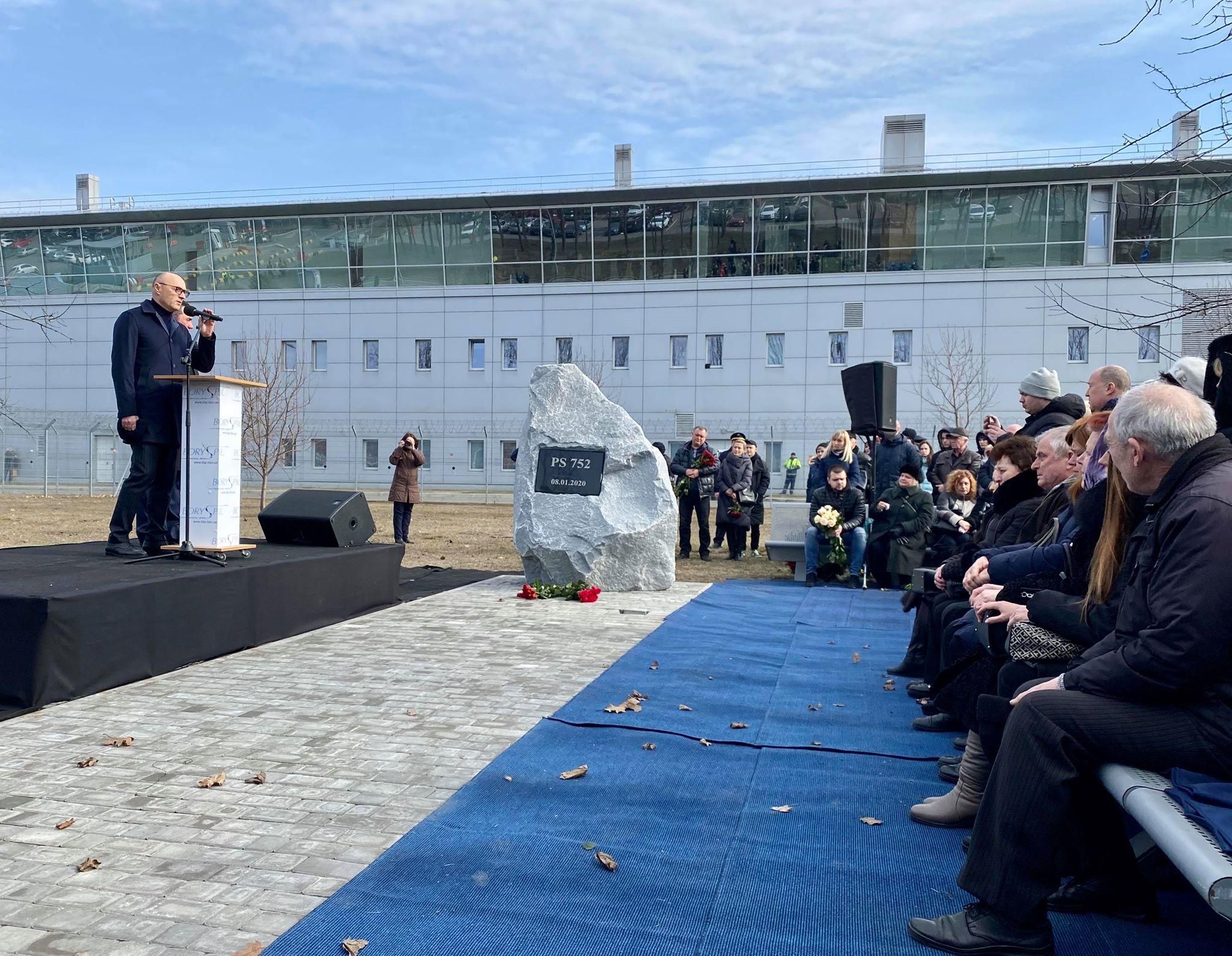 В "Борисполе" открыли сквер памяти жертвам авиакатастрофы МАУ: фото и видео