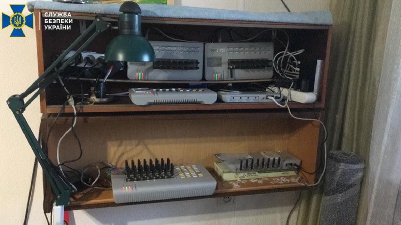 Через керовану з Росії "ботоферму" в Україні поширювали фейки, наркотики і зброю Через керовану з Росії "ботоферму" в Україні поширювали фейки, наркотики і зброю