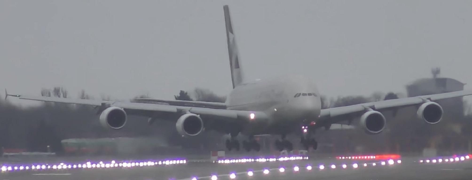 У Лондоні літак з 500 пасажирами ледь не знесло вітром: відео екстремального приземлення