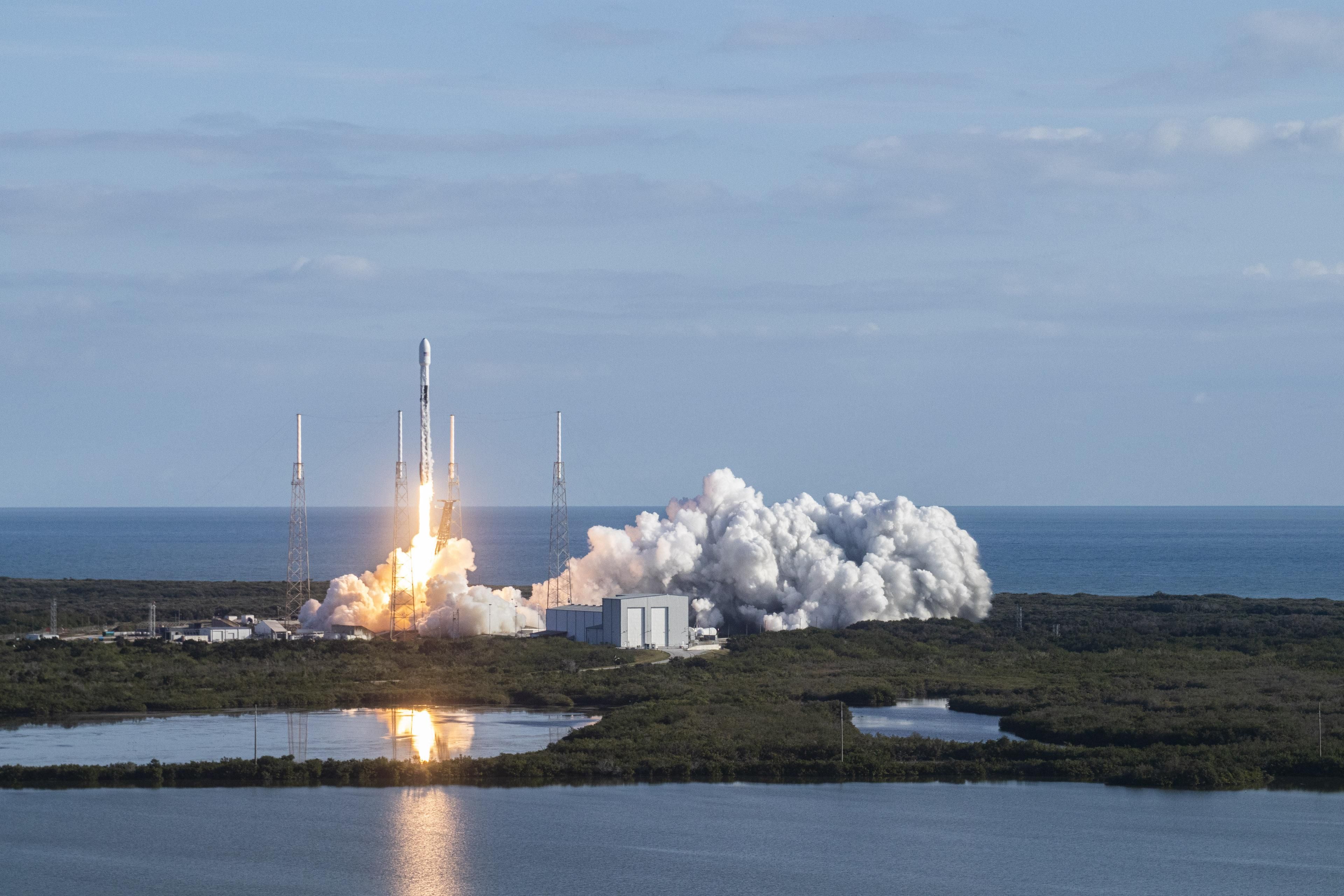 SpaceX запускает 60 спутников – смотреть онлайн трансляцию запуска