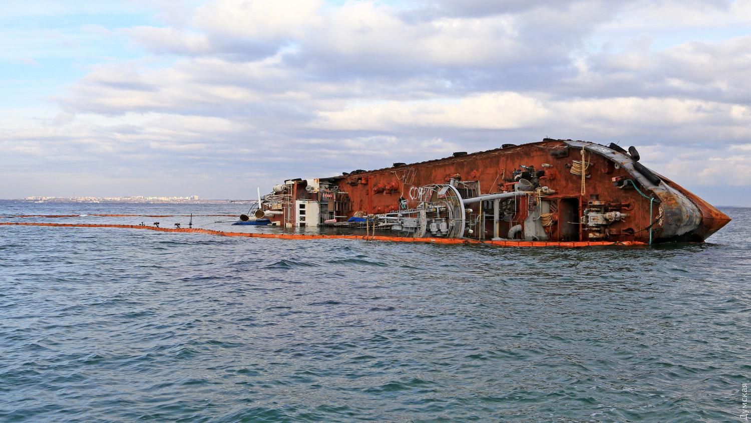 Затонувший танкер Delfi может пролежать возле Одессы до конца лета