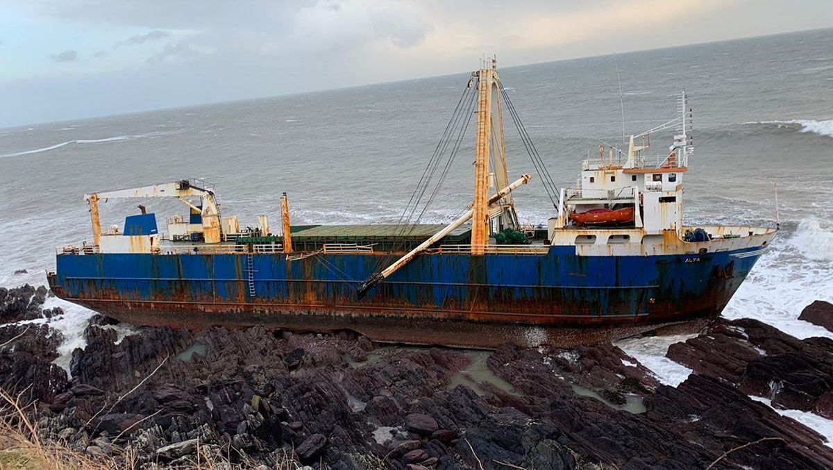 "Корабель-привид" прибув до берегів Ірландії: чому на судні не було екіпажу