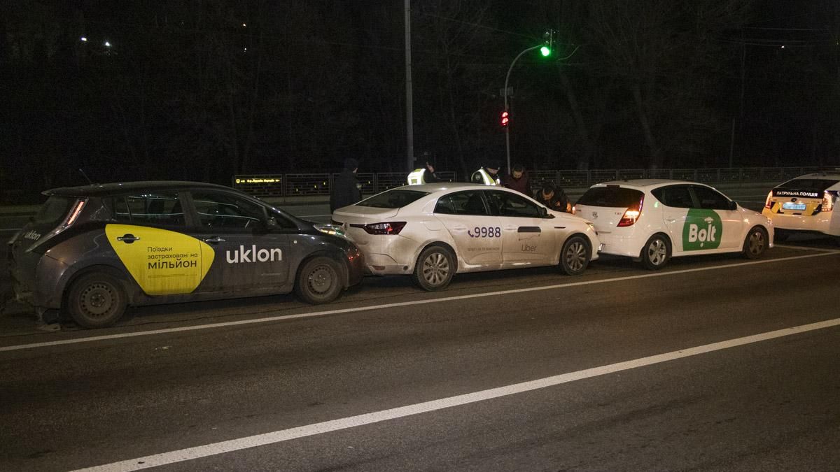 ДТП у Києві 17.02.2020 між Ауді, Уклон, Убер і Болт: фото, відео ДТП у Києві 17.02.2020 між Ауді, Уклон, Убер і Болт: фото, відео