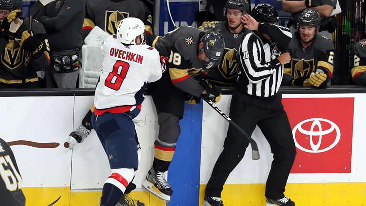 Російський хокеїст Овечкін грубо зіграв проти суперника, викинувши його за борт: відео Російський хокеїст Овечкін грубо зіграв проти суперника, викинувши його за борт: відео