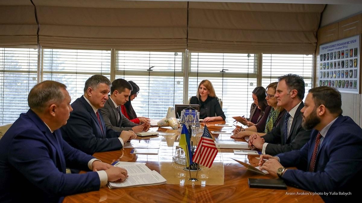 Аваков розповів американцям про підступний напад бойовиків під Золотим Аваков розповів американцям про підступний напад бойовиків під Золотим