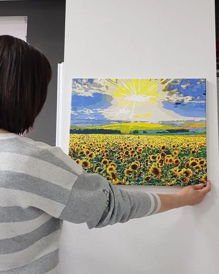 Алла Мазур показала картину, подаровану колегою Алла Мазур показала картину, подаровану колегою