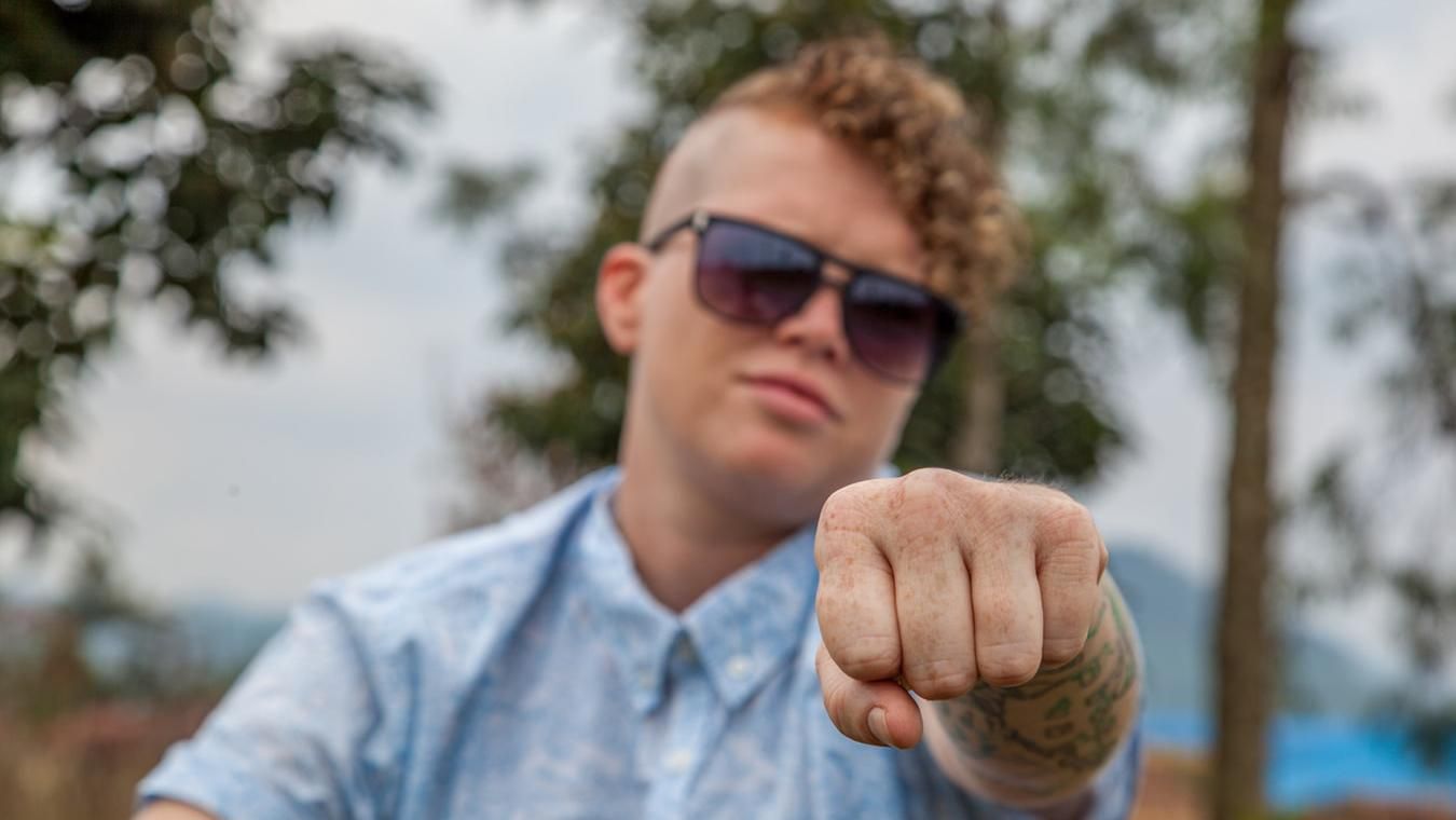 В России школьник ударил учительницу в лицо: видео В России школьник ударил учительницу в лицо: видео