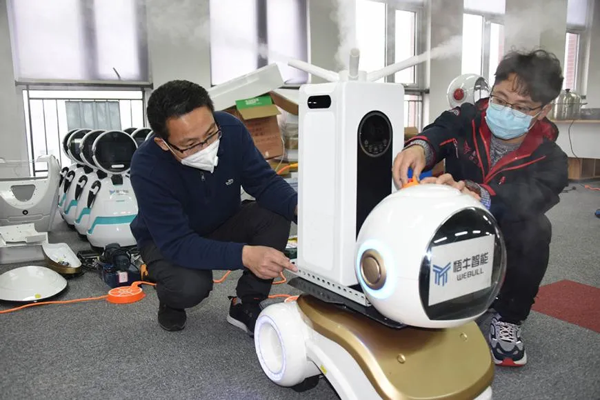 Робот для боротьби з коронавірусом. розроблений у Китаї
