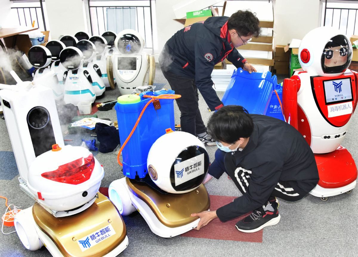 Роботов для борьбы с коронавирусом создали в Китае