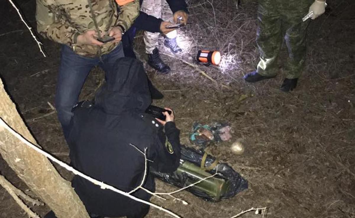 Схованку зі зброєю виявили біля Північно-Кримського каналу Схованку зі зброєю виявили біля Північно-Кримського каналу