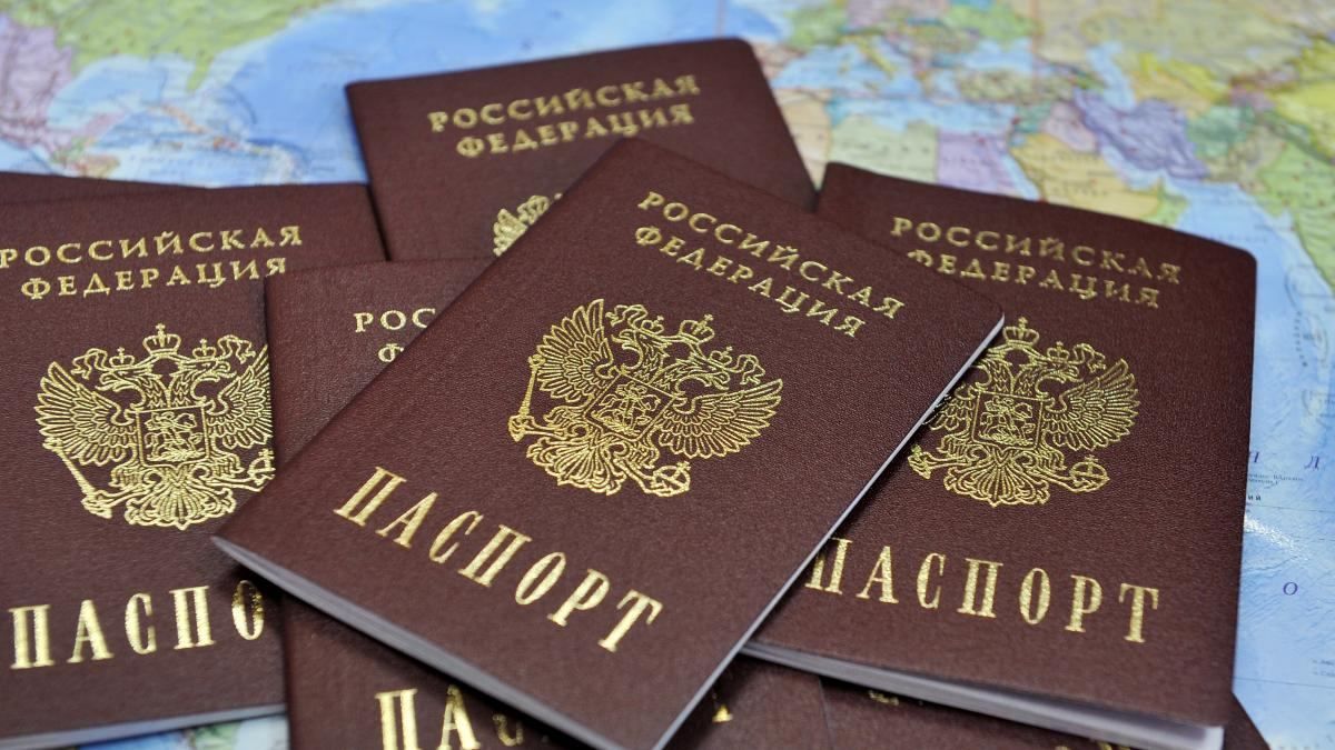 Россия не намерена останавливаться: сколько украинцев на Донбассе получили паспорта РФ