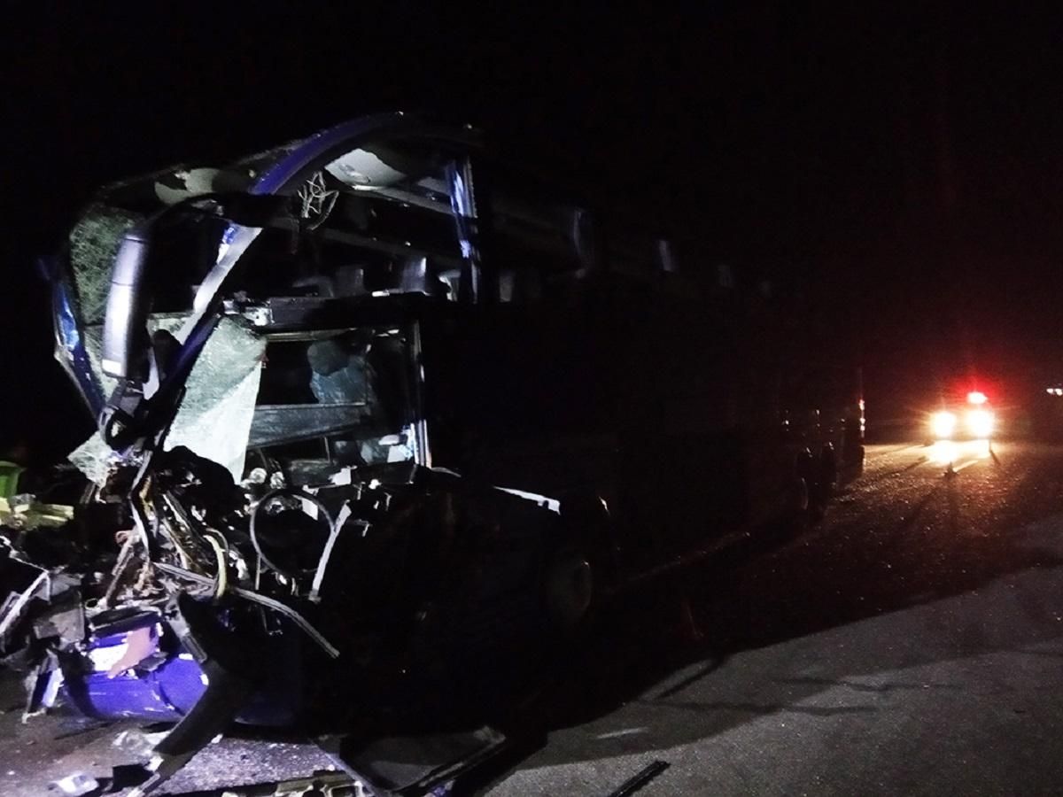 На трассе Киев – Одесса рейсовый автобус столкнулся с грузовиком: много пострадавших – фото
