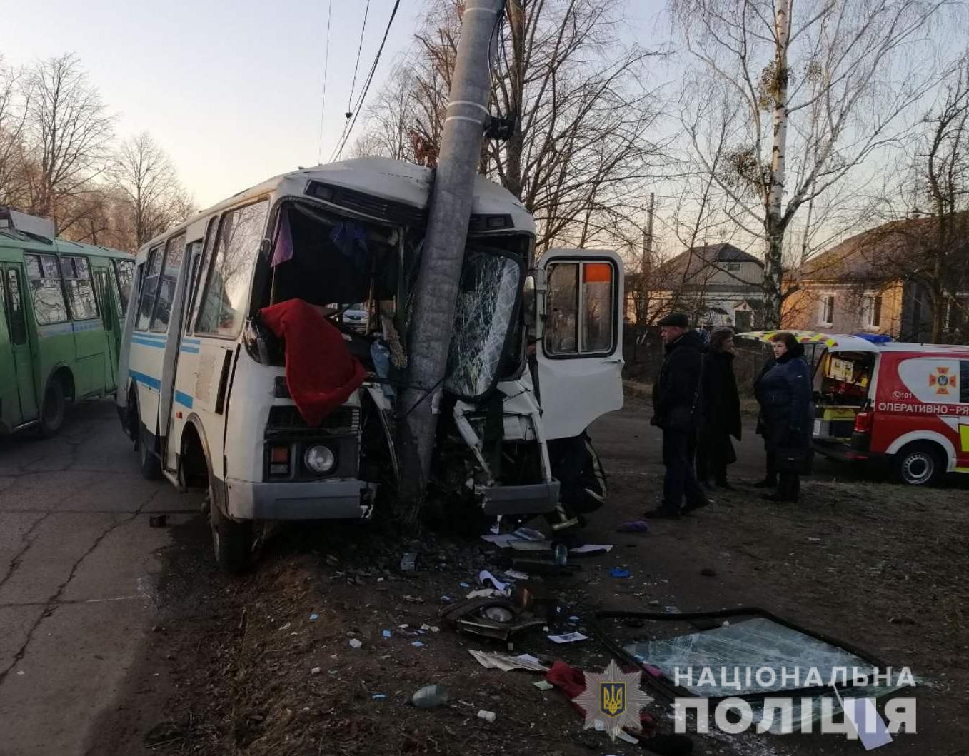 На Житомирщині пасажирський автобус врізався в електроопору: є жертви – фото