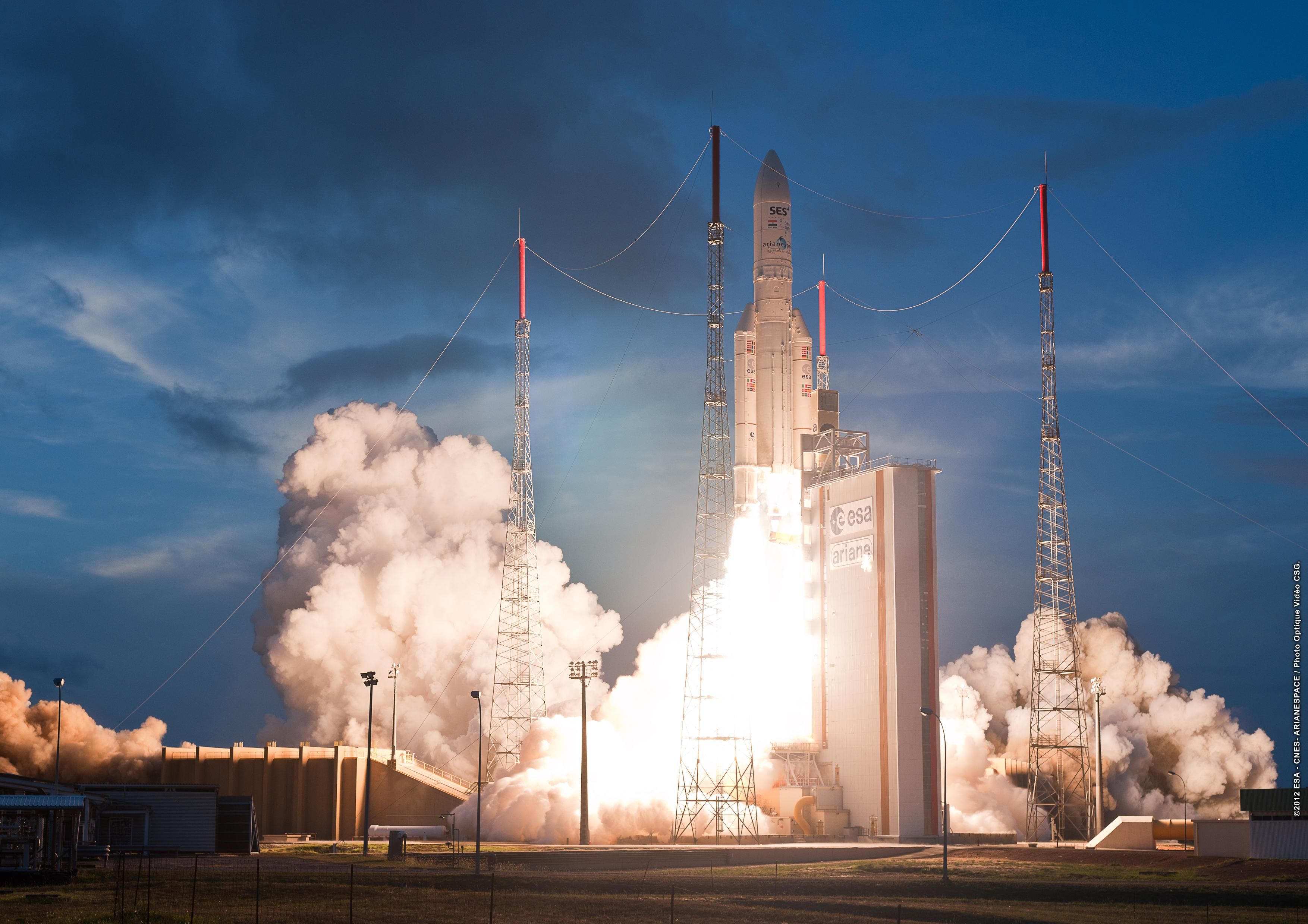 Ракета-носитель Ariane 5 вывела на орбиту два новых спутника: видео запуска