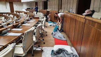 Словацкие депутаты заночевали в парламенте в знак протеста: фото

