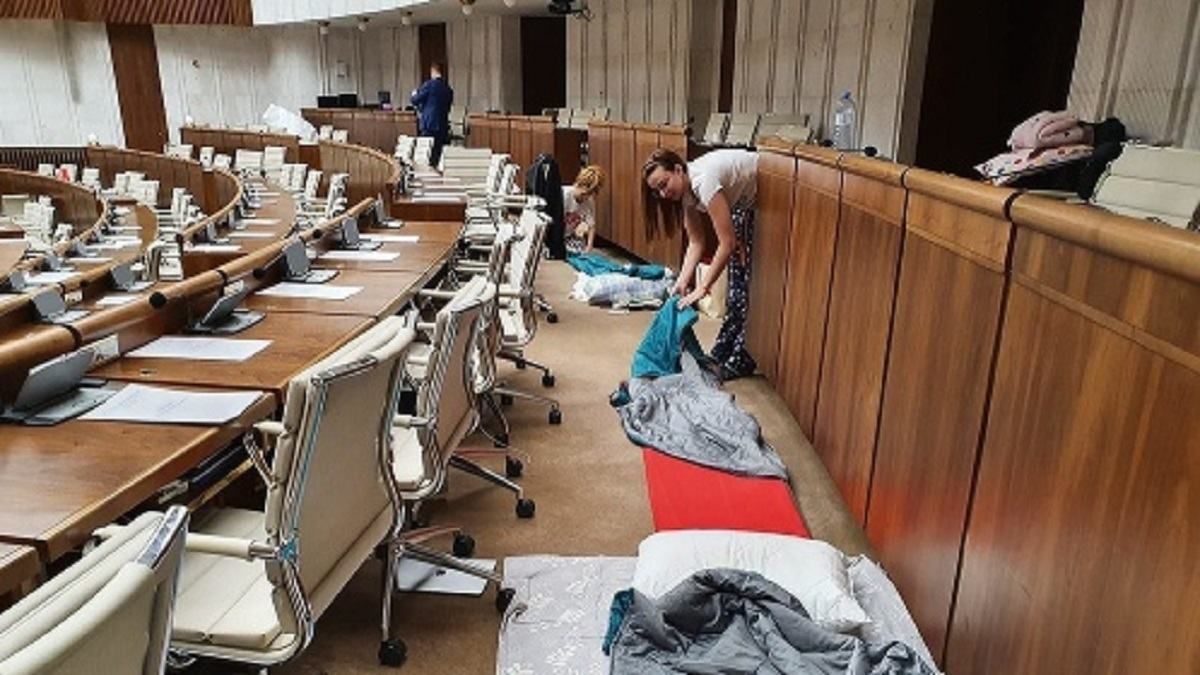 Словацкие депутаты заночевали в парламенте в знак протеста: фото

