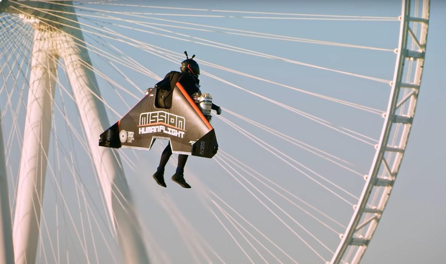 Видео дня: мужчина в реактивном рюкзаке поднялся на рекордную высоту